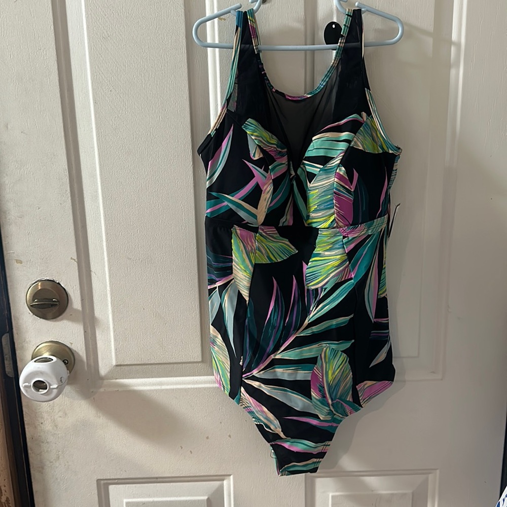 TORRID ACTIVE WIRELESS HIGH NECK ONE PIECE SWIMSUIT: BLACK/TROPICAL: NWT: 0 (L)